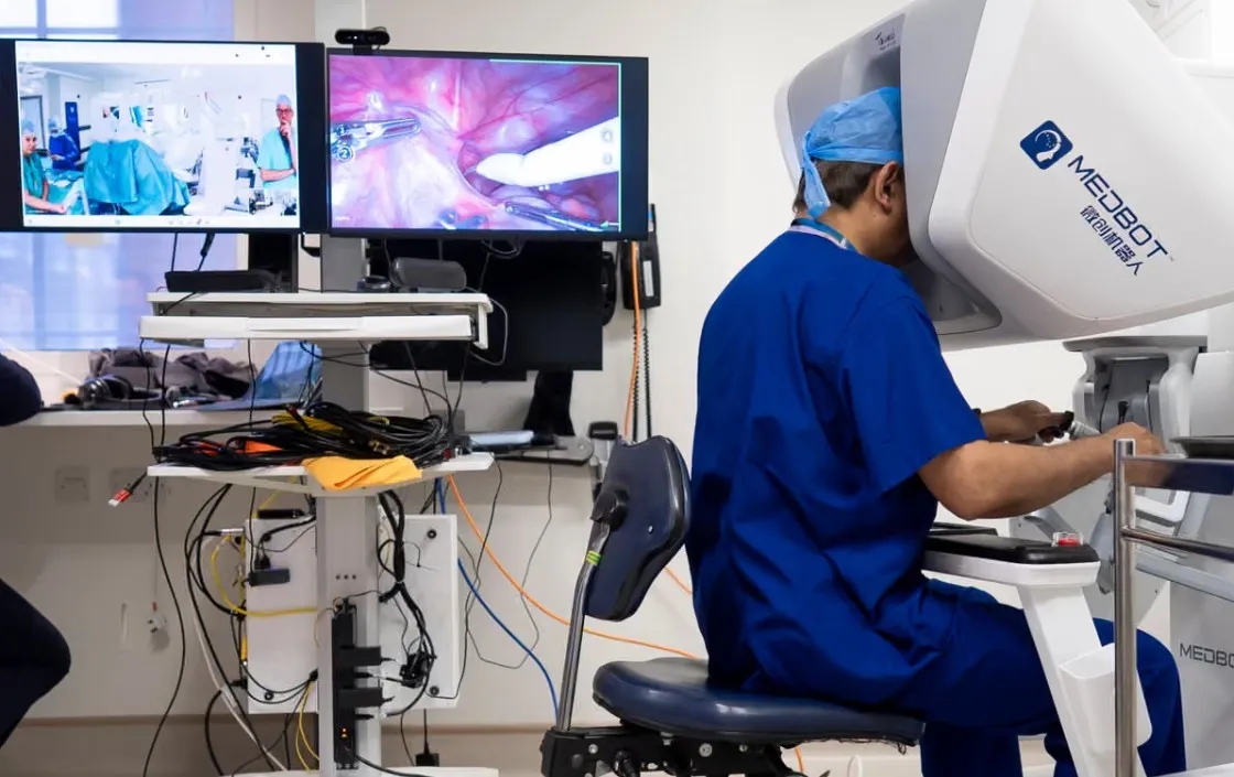 Хірург у Лондоні провів операцію пацієнту за 2400 км: робот видалив простату в Гібралтарі - today.ua