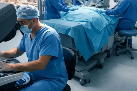 Хірург у Лондоні провів операцію пацієнту за 2400 км: робот видалив простату в Гібралтарі