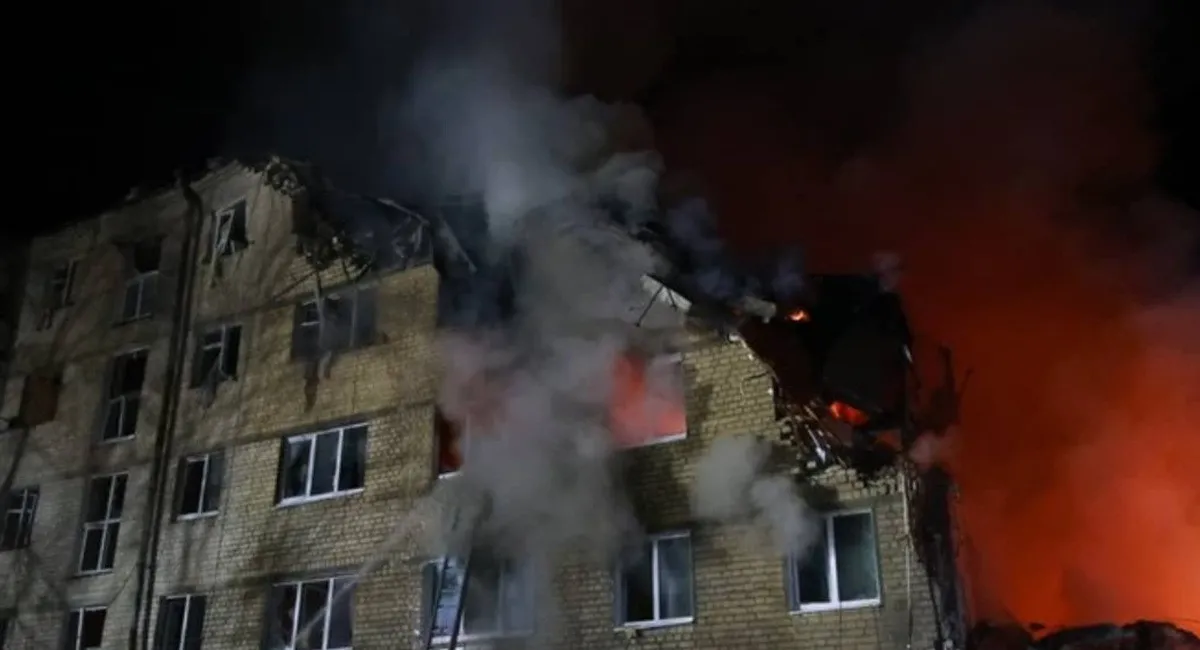Російська балістика спопелила під’їзд у Харкові: з-під руїн продовжують діставати тіла (фото, відео) - today.ua