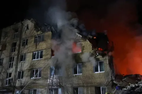 Российская баллистика испепелила подъезд в Харькове: из-под руин продолжают доставать тела (фото, видео)