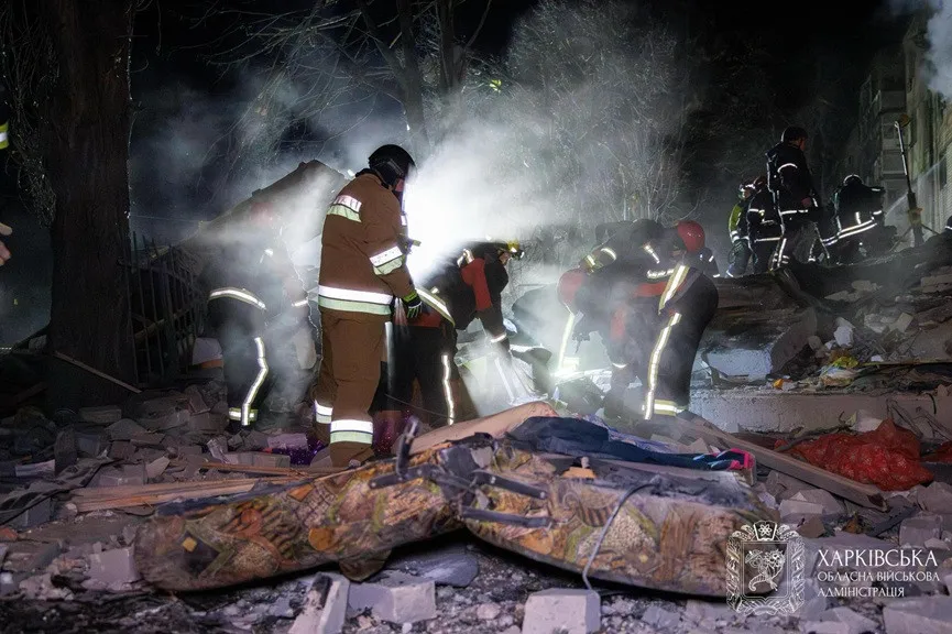 Російська балістика спопелила під’їзд у Харкові: з-під руїн продовжують діставати тіла (фото, відео) - today.ua