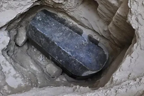 Учёные сдвинули крышку 27-тонного саркофага из Александрии: ужас, который таился две тысячи лет, вырвался наружу (Фото)