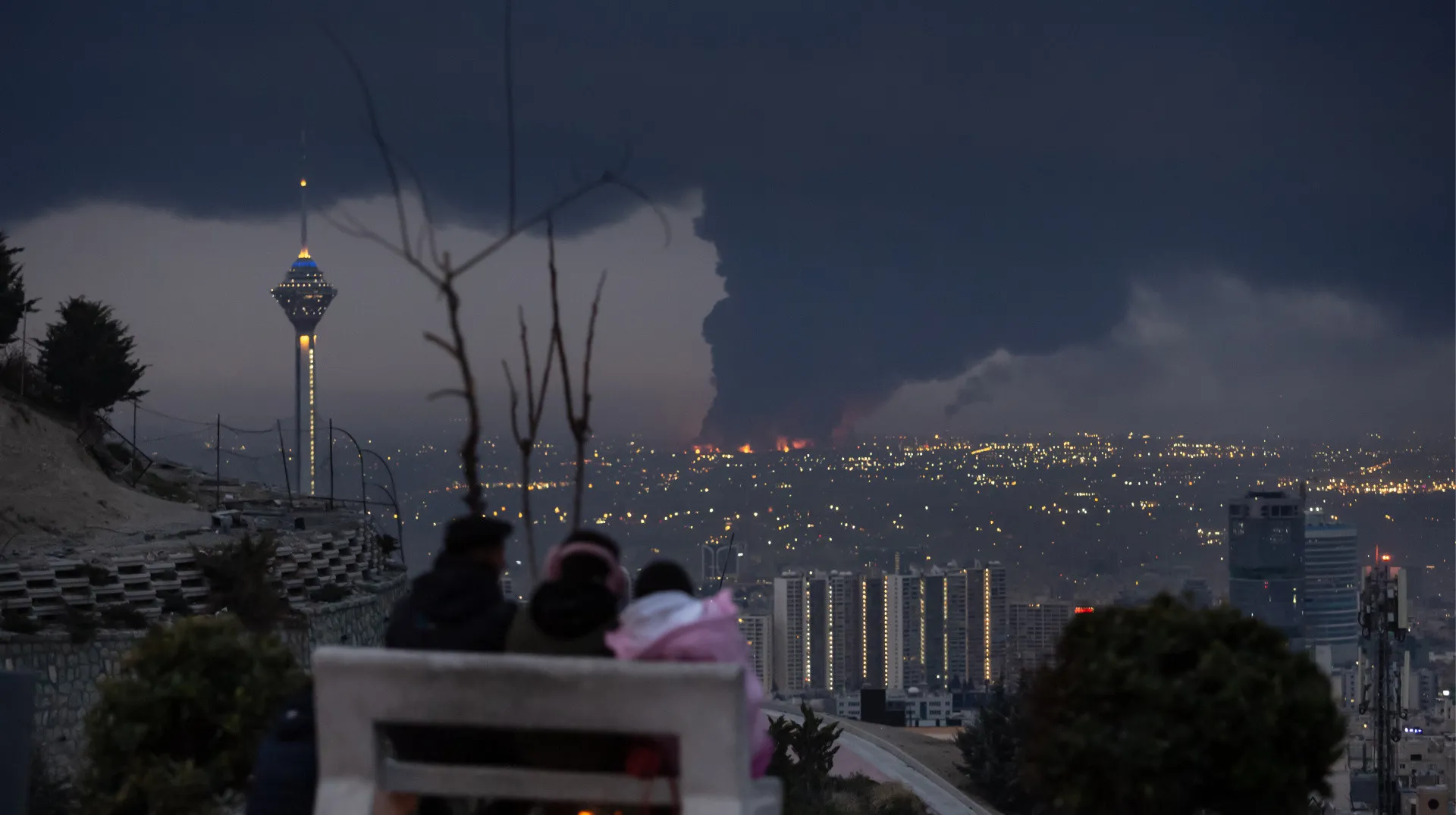В Ірані з неба пішов чорний дощ: людей закликають не виходити з дому - today.ua