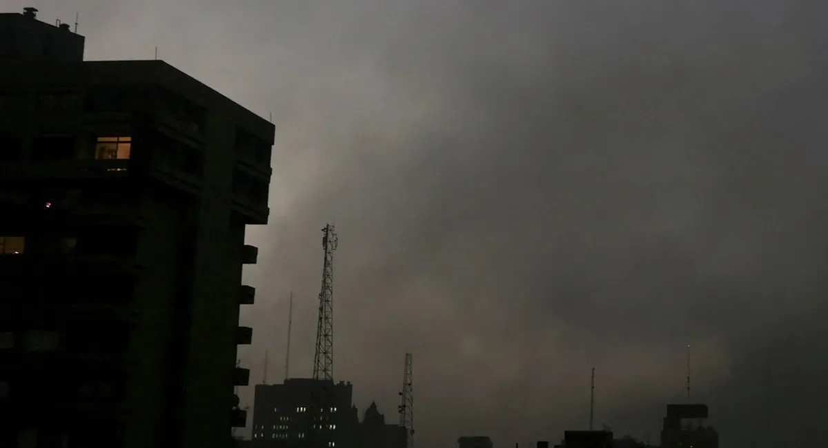 В Ірані з неба пішов чорний дощ: людей закликають не виходити з дому - today.ua