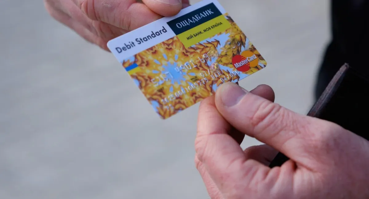 Ощадбанк попередив клієнтів про заміну карток: кому слід навідатися у відділення - today.ua