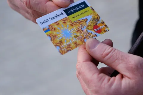 Ощадбанк предупредил клиентов о замене карт: кому следует обратиться в отделение