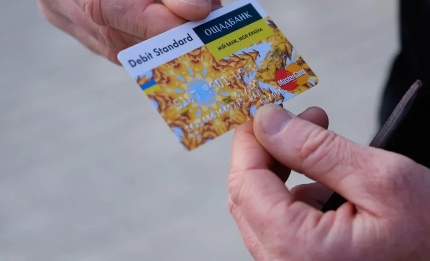 Ощадбанк попередив клієнтів про заміну карток: кому слід навідатися у відділення
