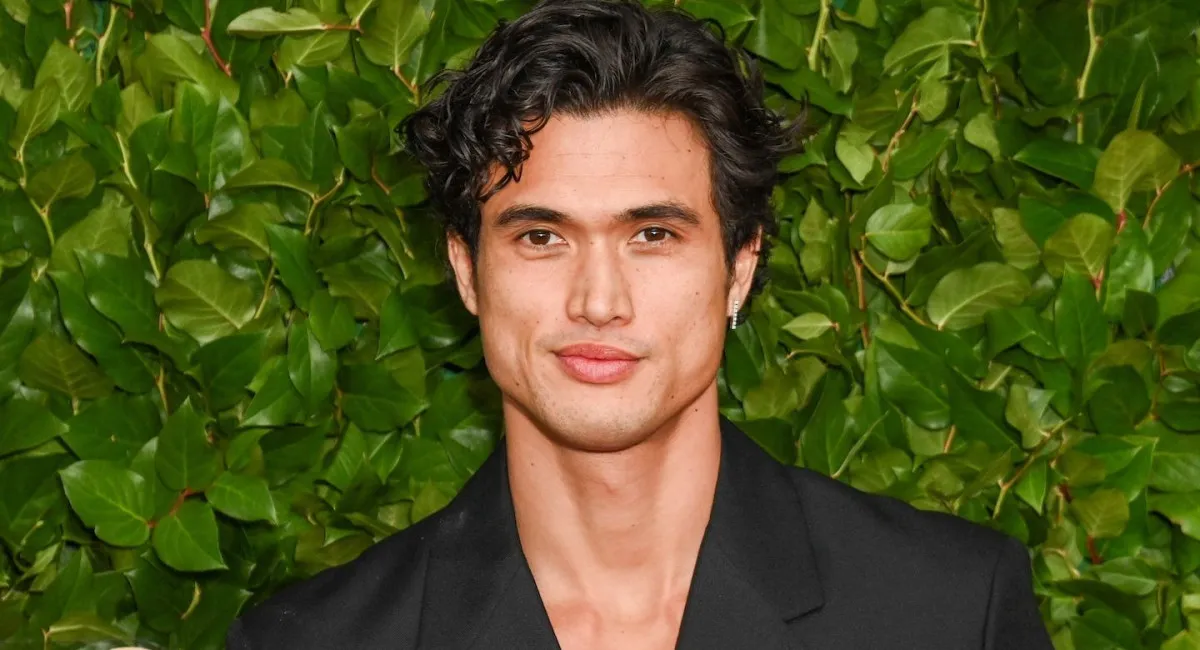 Зірка Рівердейлу Чарльз Мелтон уперше став батьком: актор показа фото малюка - today.ua