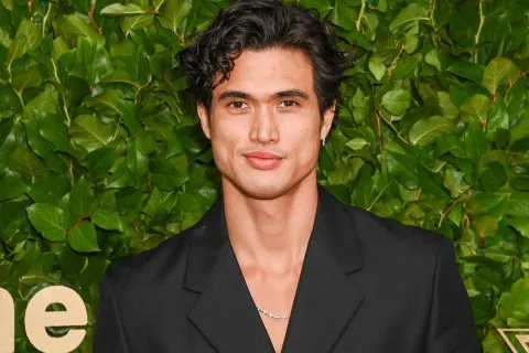 Звезда "Ривердейла" Чарльз Мелтон впервые стал отцом: актёр показал фото малыша