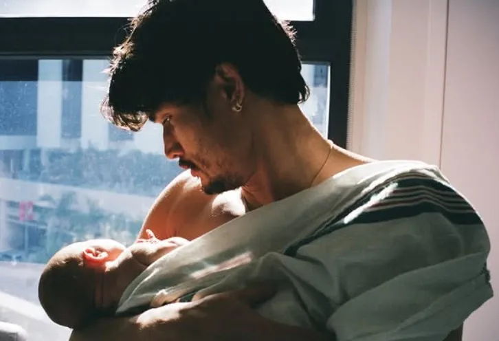 Зірка Рівердейлу Чарльз Мелтон уперше став батьком: актор показа фото малюка - today.ua