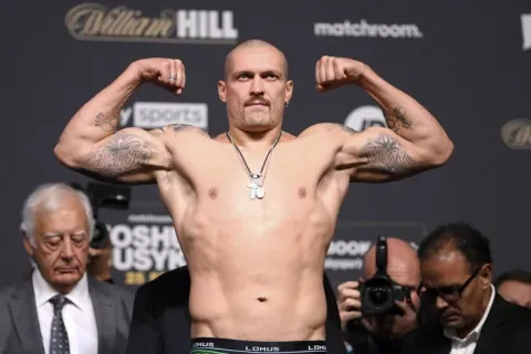 Усик покидає ринг та завершує спортивну кар’єру: коли та з ким відбудуться останні поєдинки чемпіона