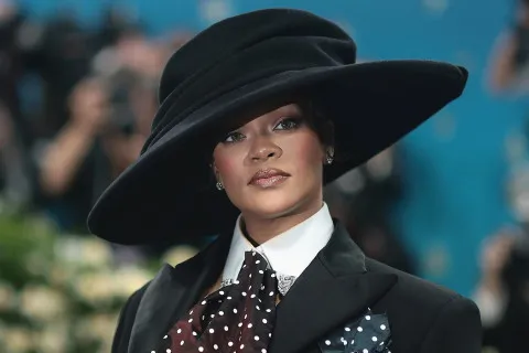 Жінці, яка стріляла біля будинку Ріанни, загрожує довічне: що відомо