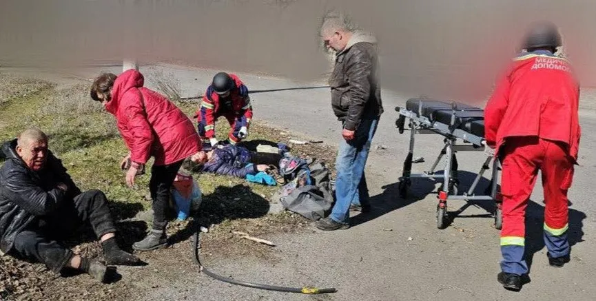 В Херсоні російський дрон знищив вщент маршрутку з людьми: кадри, від яких холоне кров - today.ua