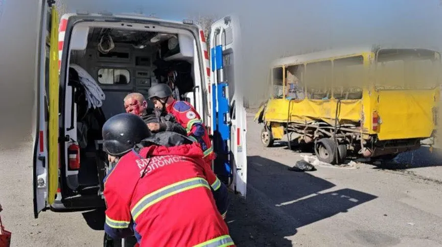 В Херсоні російський дрон знищив вщент маршрутку з людьми: кадри, від яких холоне кров - today.ua