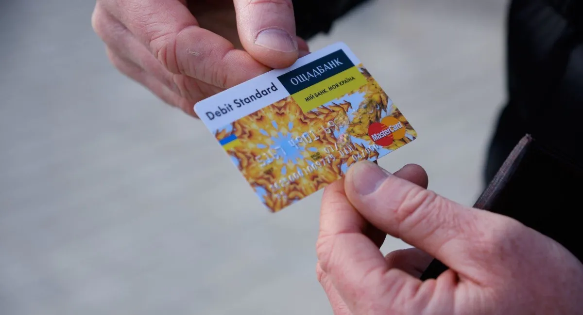 В Ощадбанку виплатять по 5000 гривень пенсіонерам, які користуються його картками - today.ua