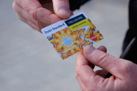 В Ощадбанку виплатять по 5000 гривень пенсіонерам, які користуються його картками