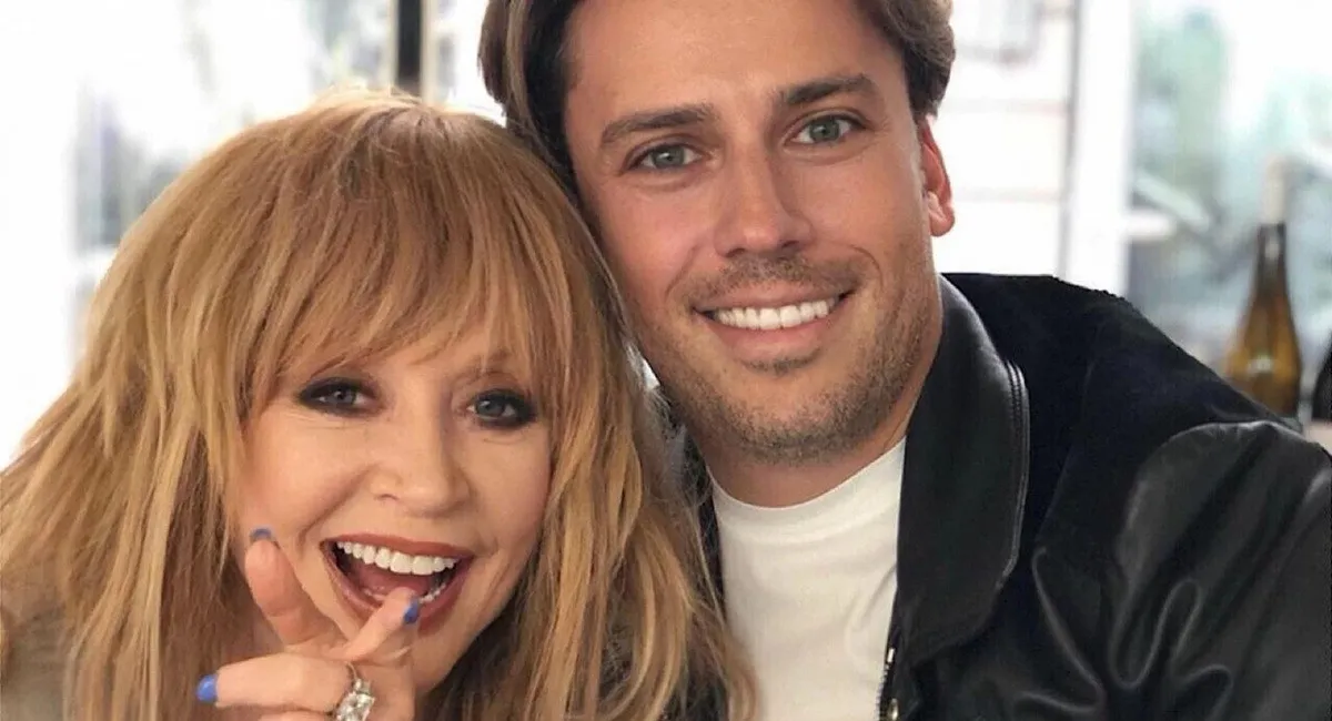 76-річну Аллу Пугачову помітили з тростиною: співачку сфотографували під час прогулянки на Кіпрі - today.ua