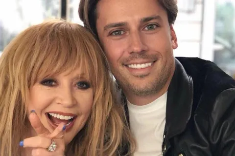 76-річну Аллу Пугачову помітили з тростиною: співачку сфотографували під час прогулянки на Кіпрі