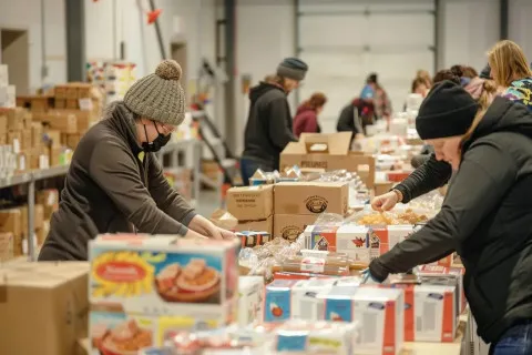 Обедневшим украинцам будут отдавать продукты, которые должны были идти на утилизацию: правительство вводит систему food banking