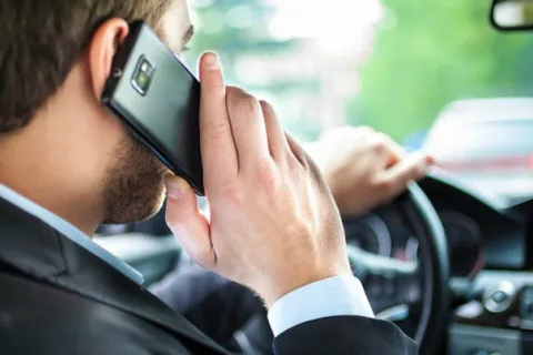 Телефонні розмови можуть підвищувати ризик інфаркту та інсульту — дослідження