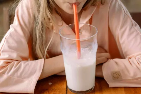 Забудьте про м'яту та ромашку: медики розповіли, які напої допомагають швидше заснути