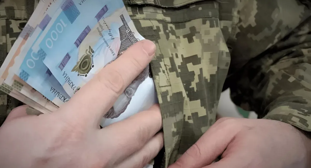 Зарплата рядового ВСУ почти равна окладу уборщика в АТБ и на 7 тысяч меньше, чем у грузчика - today.ua