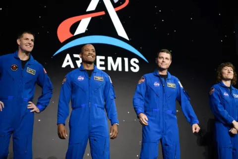 Экипаж астронавтов, которые полетят к Луне, отправляют на карантин: что-то пытается помешать миссии Artemis II