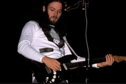 Легендарну гітару Pink Floyd продали на аукціоні: встановлено новий рекорд