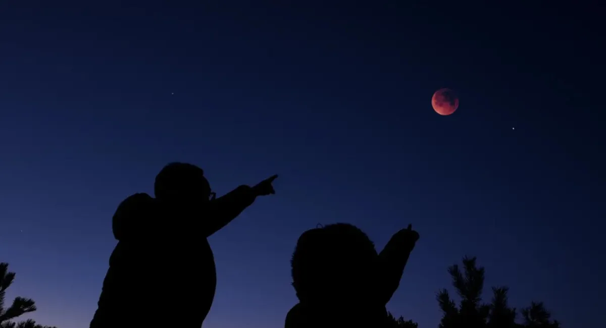 Над Нью-Йорком помітили три загадкові об’єкти: у мережі заговорили про НЛО - today.ua