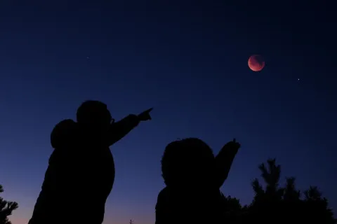 Над Нью-Йорком помітили три загадкові об’єкти: у мережі заговорили про НЛО