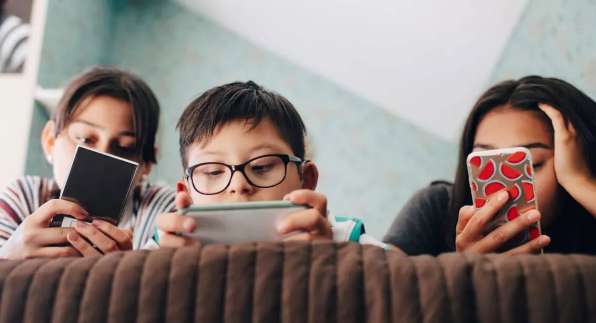 Діти повторюють популярний тренд із TikTok і помирають: батьків попередили про хромінг - today.ua