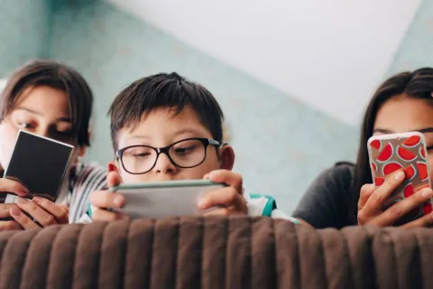 Дети повторяют популярный тренд из TikTok и умирают: родителей предупредили о "хроминге"