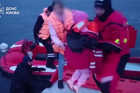 На грани трагедии: в Киеве женщину с ребенком отнесло льдиной от берега на 200 метров