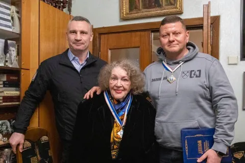 "Не знаю я, що буде після нас": Залужный поздравил Лину Костенко с 96-летием
