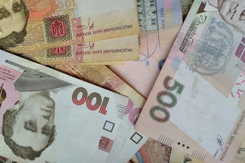 Магазини в Україні перестали приймати деякі банкноти: у Нацбанку пояснили, чому ці гривні не беруть