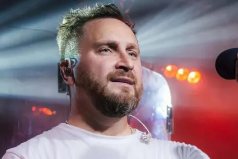 Собчук после скандального развода впервые показал новую возлюбленную: что о ней известно
