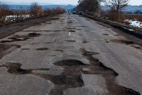 Украинские дороги после зимы: карта показала масштаб проблемы