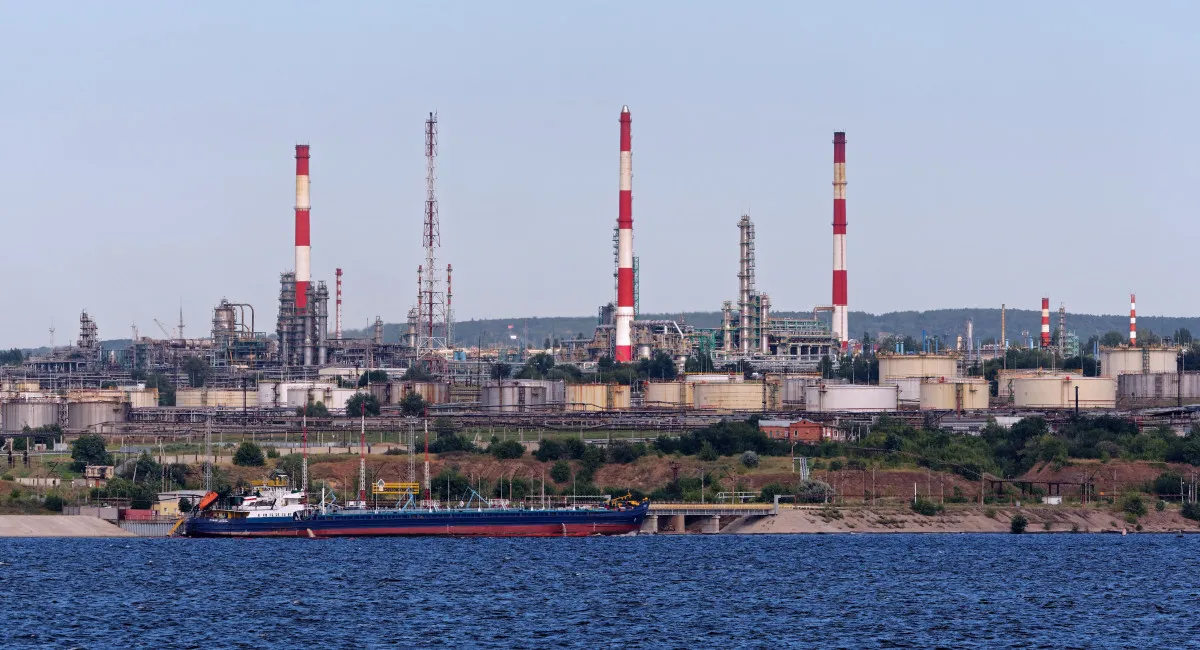 Дроны остановили работу одного из старейших НПЗ в России: на предприятии многочисленные разрушения - today.ua
