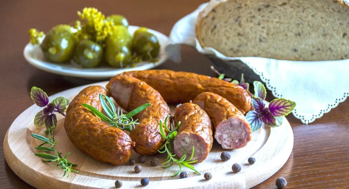 Вкусная и сочная домашняя колбаса на Пасху: простой рецепт без лишних затрат и хлопот - today.ua