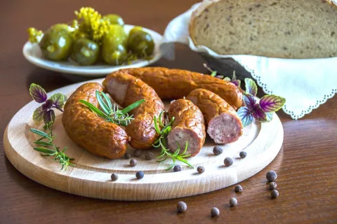 Вкусная и сочная домашняя колбаса на Пасху: простой рецепт без лишних затрат и хлопот