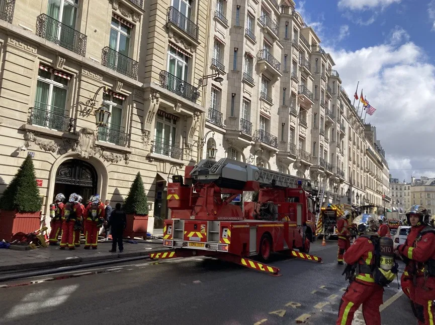 Пожежа в Le Bristol Paris: зірок Володаря перснів та Баффі терміново евакуювали з елітного готелю Пожежа в Le Bristol Paris: зірок Володаря перснів та Баффі терміново евакуювали з елітного готелю - today.ua