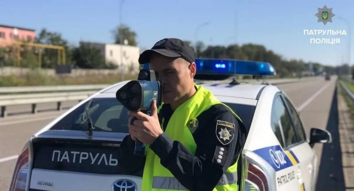 Суд скасував штраф водію через те, що поліцейський тримав радар TruCAM у руках - today.ua