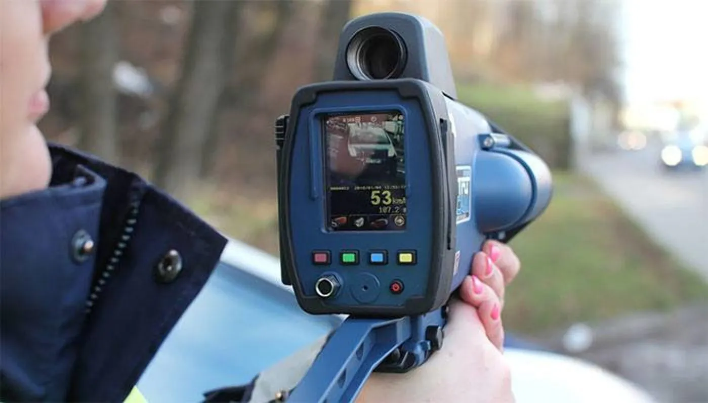 Суд скасував штраф водію через те, що поліцейський тримав радар TruCAM у руках - today.ua