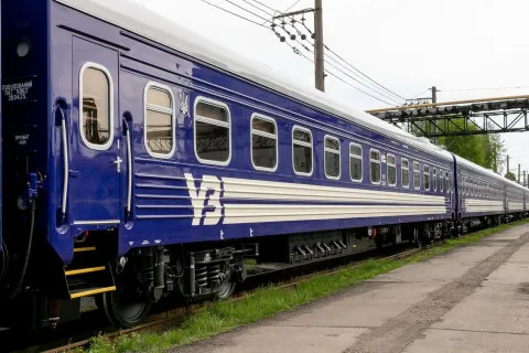 Кондиционеры, мини-перегородки и розетки: Укрзализныця получила новые плацкартные вагоны 