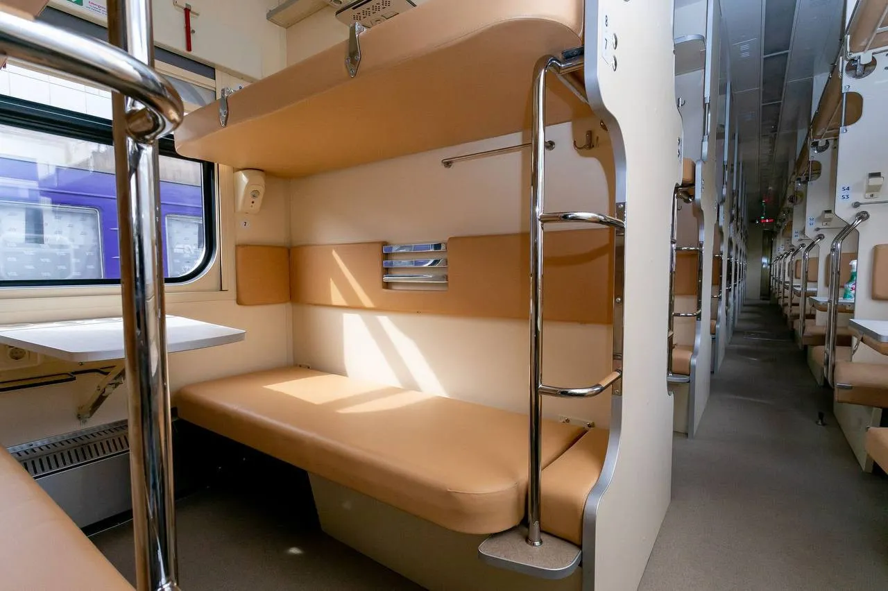 Кондиціонери, міні-перегородки та розетки: Укрзалізниця отримала нові плацкартні вагони  - today.ua