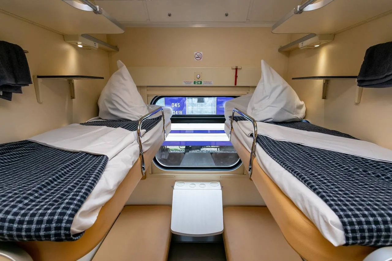 Кондиціонери, міні-перегородки та розетки: Укрзалізниця отримала нові плацкартні вагони  - today.ua