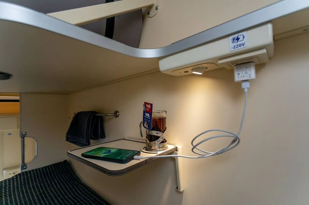 Кондиціонери, міні-перегородки та розетки: Укрзалізниця отримала нові плацкартні вагони  - today.ua