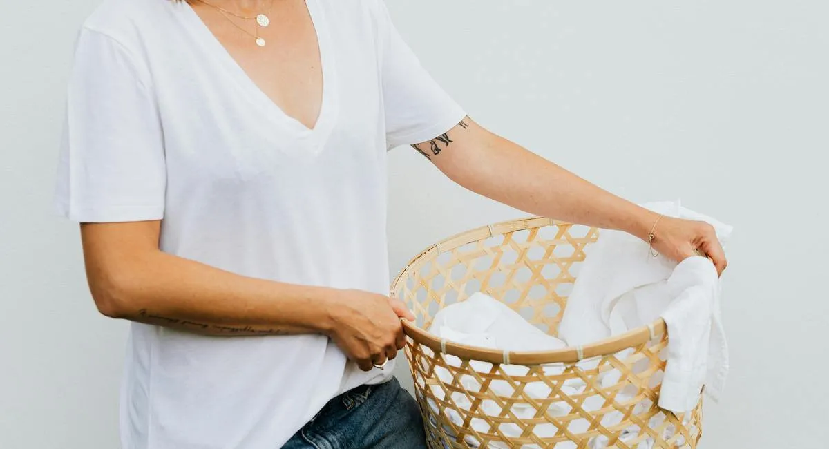 Дешевий засіб допоможе відбілити одяг і позбутися неприємного запаху: що додати до порошку - today.ua