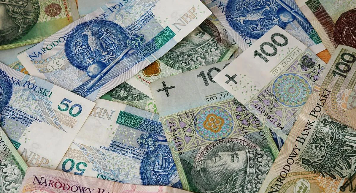 Тривожний сигнал для українців у Польщі: влада готує жорсткі обмеження на готівку - today.ua