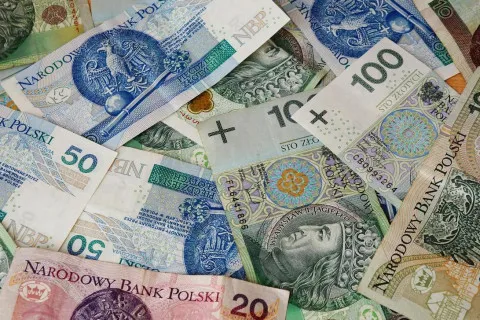 Тривожний сигнал для українців у Польщі: влада готує жорсткі обмеження на готівку